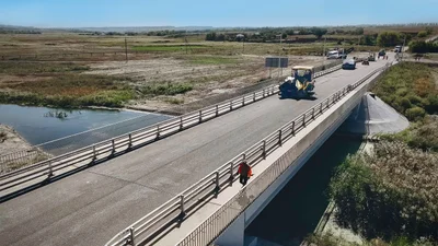 Біля містечка Велика Комишуваха на місці зруйнованого мосту побудували новий - Auto24