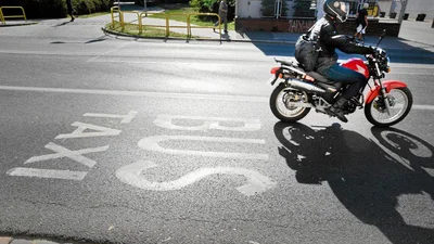 З нового мотосезону у Польщі мотоциклісти зможуть їздити "автобусними смугами" - Auto24