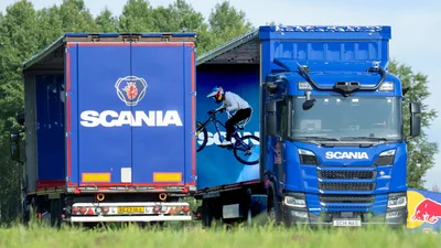 Велосипедист мав всього одну секунду для уникнення зіткнення з двома Scania - Auto24