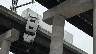 Вантажівка повисла на мосту у Західній Вірджинії: водій провів 5 годин над прірвою, його дивом врятували - Auto24