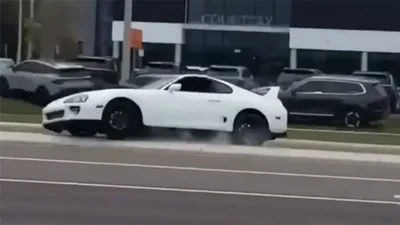 Toyota Supra Mk4 влаштувала ланцюгову аварію та врізалася в дилерський центр Toyota у Флориді - Auto24
