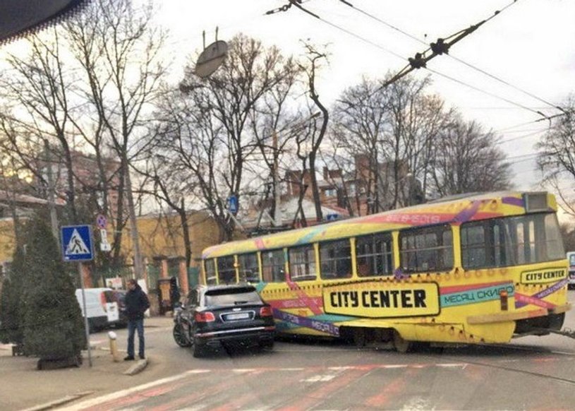 Жена депутата въехала в трамвай в Одессе
