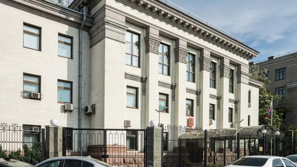 Территория посольства рф. Посольство России в Украине. Посольство РФ В Киеве фото.
