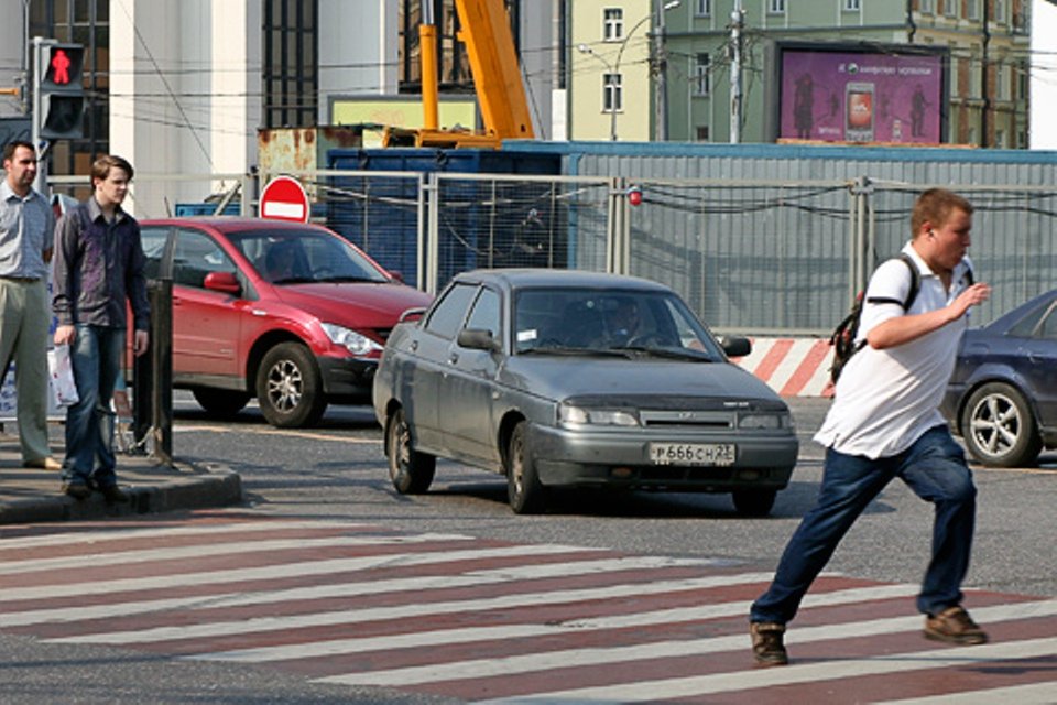 Нарушение правил пешеходом. Перебегает дорогу на красный. Пешеход. Пешеход на дороге. Пешеходы нарушают.