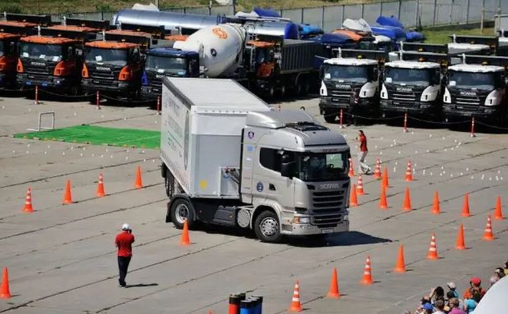 Водитель автомобиля полуприцеп. Учебная фура. Вождение грузового автомобиля. Грузовики категории с. Учебный грузовой автомобиль для вождения.